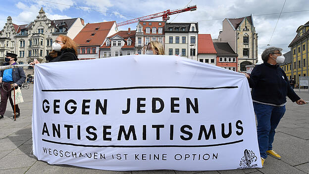 Transparent mit der Aufschrift "Gegen jeden Antisemitismus. Wegschauen ist keine Option" .