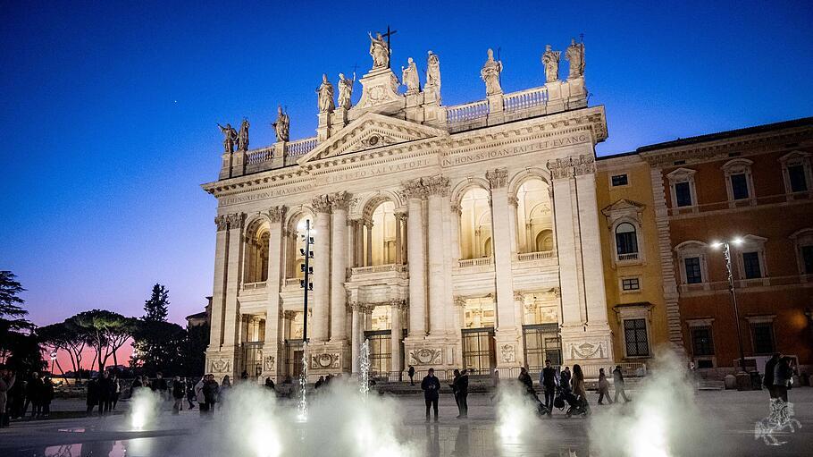Die Lateranbasilika bietet durch ein beleuchtetes Wasserspiel zur Fassadenseite vor allem in den Abendstunden einen besonderen Anblick.