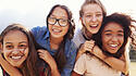 Vier Mädchen im Teenageralter, die Spaß daran haben, sich im Freien zu vergnügen.