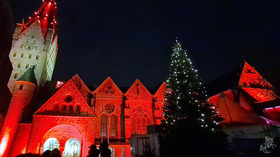 Mit rot angestrahlten Kirchen im November wird immer wieder an verfolgte Christen erinnert.