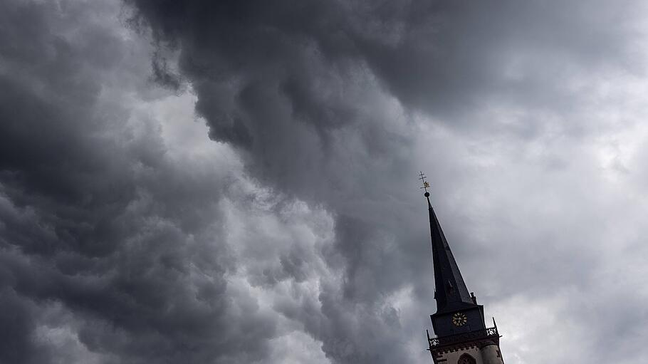 Dunkle Wolken über Kirchturm