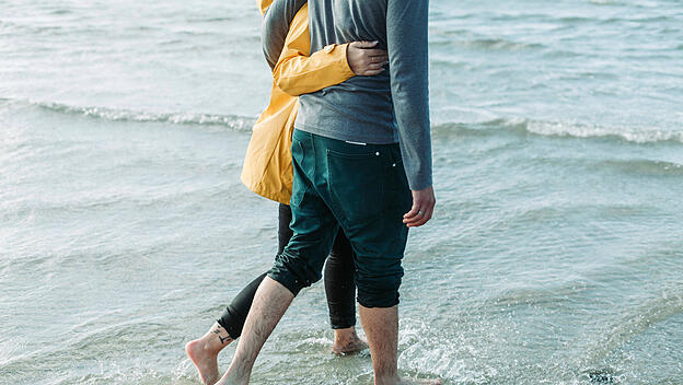 Paar Arm in Arm am Strand