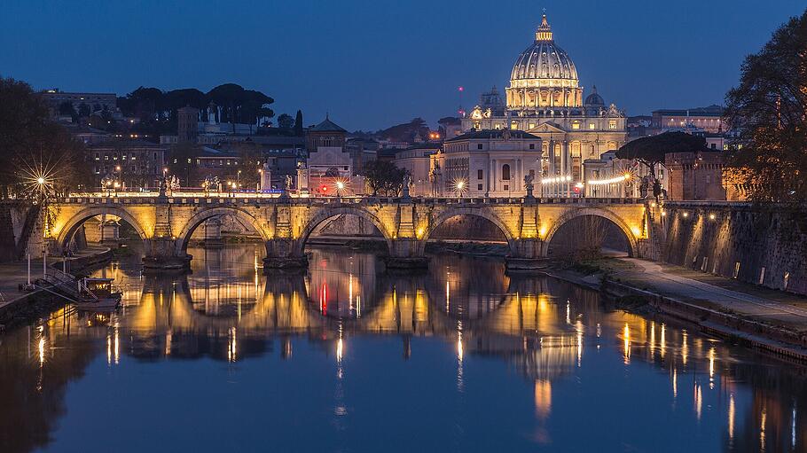 Petersdom und Tiber