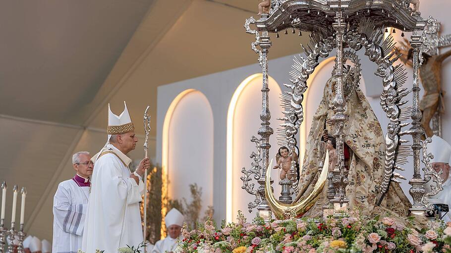 Papst Leo zelebriert in Gran Canaria heilige Messe