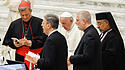 Papst Franziskus betet mit den Teilnehmern der Weltsynode.
