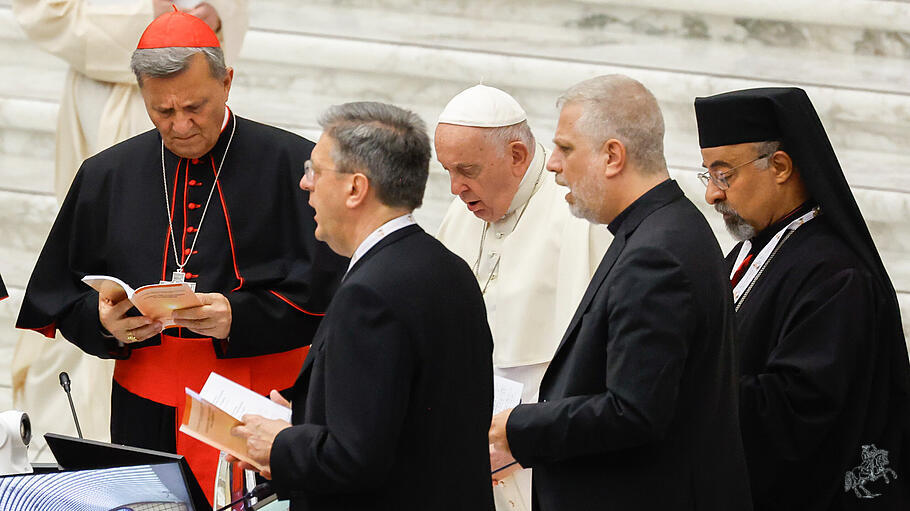 Papst Franziskus betet mit den Teilnehmern der Weltsynode.