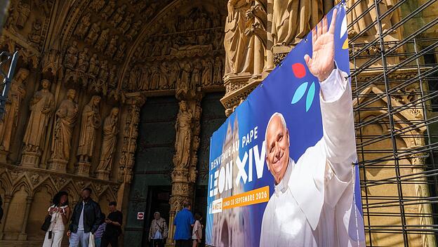 Ein Poster am Besuchereingang der Kathedrale von Metz kündigt den Besuch Papst Leos XIV. an