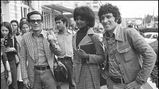 Pier Paolo Pasolini (l.) 1974 in Cannes, rechts der Schauspieler Ninetto Davoli, mit dem ihn lange ein Verhältnis verband.