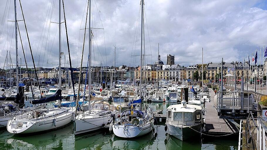 Frankreich, Dieppe, 27.06.2022: Blick ueber den Hafen auf die Altstadt von Dieppe an der franzoesischen Kanalkueste im D