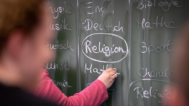 Bayerische FDP stellt den konfessionellen Religionsunterricht in Frage.