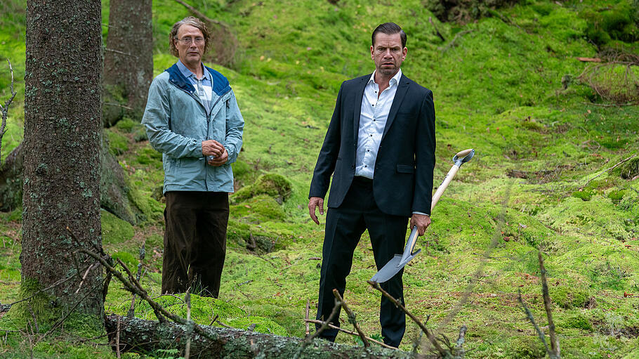 Manfred (Mads Mikkelsen, links), gefangen in einer Ersatzidentit&auml;t, und sein krimineller Bruder Anker (Nikolaj Lie Kaas) begeben sich gemeinsam auf eine absurde, zugleich ber&uuml;hrende Schatzsuche. Ein Film &uuml;ber Familie und Selbstfindung.