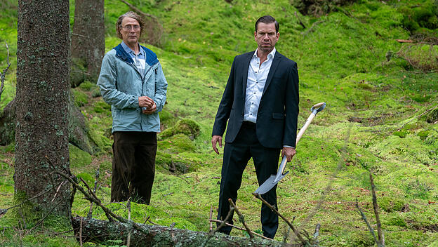 Manfred (Mads Mikkelsen, links), gefangen in einer Ersatzidentit&auml;t, und sein krimineller Bruder Anker (Nikolaj Lie Kaas) begeben sich gemeinsam auf eine absurde, zugleich ber&uuml;hrende Schatzsuche. Ein Film &uuml;ber Familie und Selbstfindung.