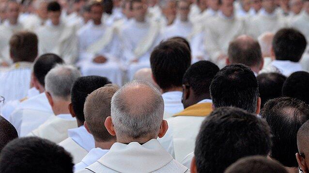 Priester w&auml;hrend einer Priesterweihe