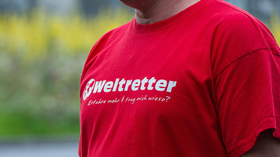 Mann mit "Weltretter" - T-shirt