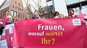 Katholischen Frauengemeinschaft Deutschlands (kfd) protestiert am Rande der Synodalversammlung