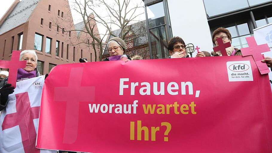 Katholischen Frauengemeinschaft Deutschlands (kfd) protestiert am Rande der Synodalversammlung