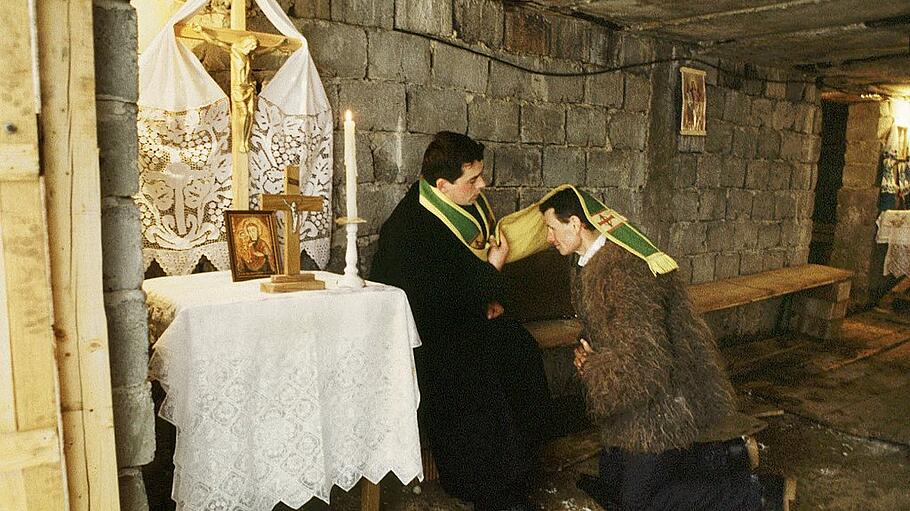 Beichte bei einem griechisch-katholischen Priester in einer Garage