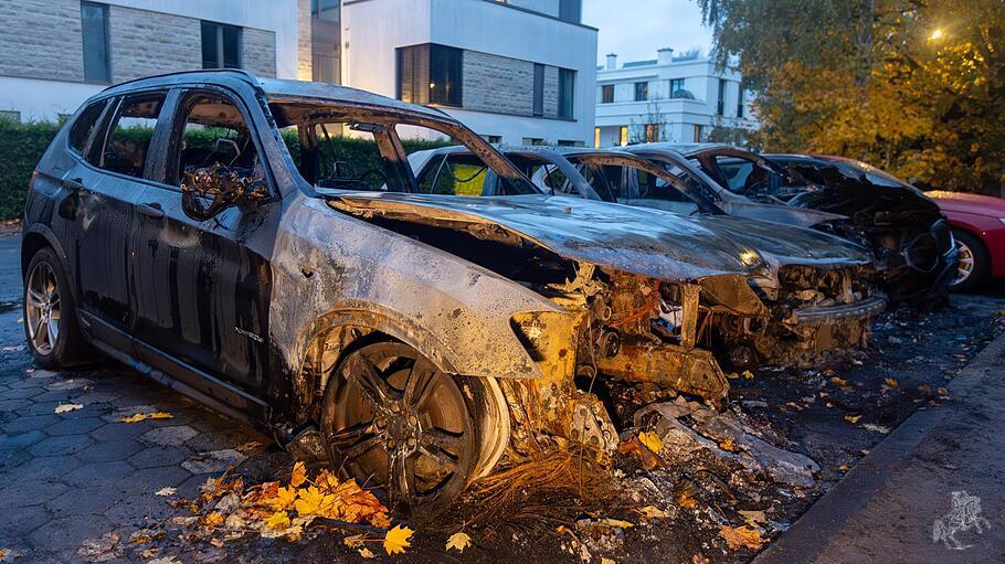 Das Auto des Hamburger AfD- Spitzenpolitikers und parlamentarischen Fraktionsgeschäftsführers im Bundestag, Bernd Baumann, ging am 3. November in Flammen auf, die Antifa bekannte sich zu dem Anschlag. Die Ermittlungen laufen.