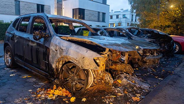 Das Auto des Hamburger AfD- Spitzenpolitikers und parlamentarischen Fraktionsgeschäftsführers im Bundestag, Bernd Baumann, ging am 3. November in Flammen auf, die Antifa bekannte sich zu dem Anschlag. Die Ermittlungen laufen.