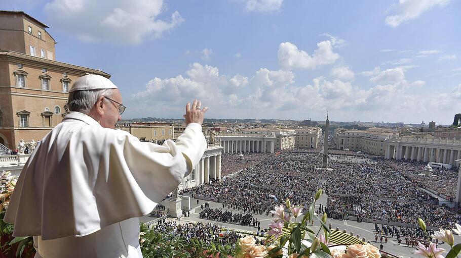 Papst Franziskus spendet den Ostersegen