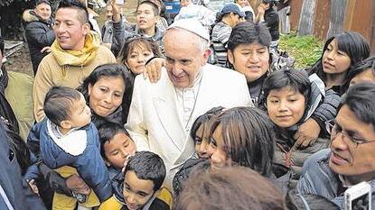 Franziskus beim spontanen Besuch eines Roma-Lagers in Rom