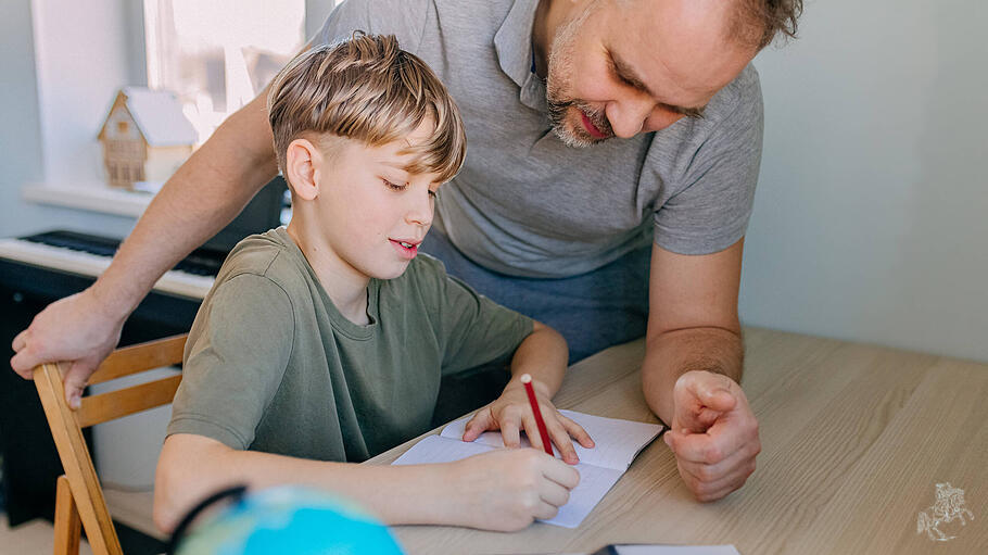 Vater hilft bei Hausaufgaben