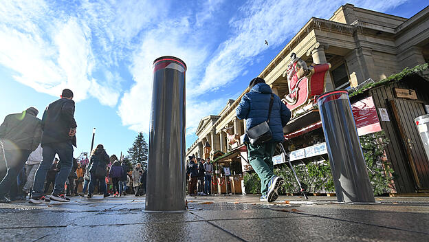 Sicherheitspoller beschränken die Zufahrt zum Stuttgarter Weihnachtsmarkt.