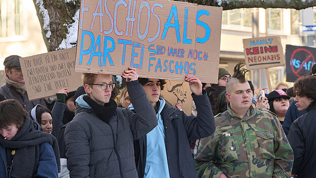 "Faschos als Partei sind immer noch Faschos" ist auf einem Schild bei einer Demo gegen Rechts zu lesen.