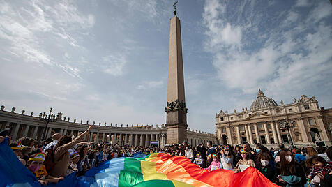 Regenbogenfahne vor Petersdom Regenbogenfahne vor Petersdom