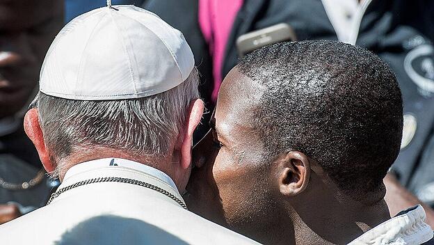 Flüchtling küsst Papst Franziskus am Ende seiner wöchentlichen Generalaudienz