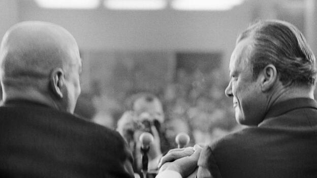 WarBundeskanzler Willy Brandt und Polens Ministerpräsident Jozef Cyrankiewicz reichen sich nach der Unterzeichnung des Warschauer Vertrags die Hände...