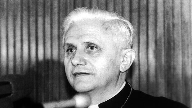 Papst Benedikt XVI.: Der damalige Präfekt der Glaubenskongregation, Kardinal Joseph Ratzinger, während einer Pressekonferenz am 04.05.1986 im Vatikan.