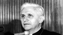 Papst Benedikt XVI.: Der damalige Präfekt der Glaubenskongregation, Kardinal Joseph Ratzinger, während einer Pressekonferenz am 04.05.1986 im Vatikan.