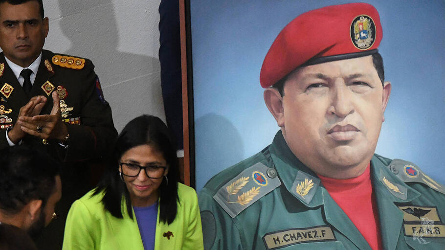 Delcy Rodr&iacute;guez vor Ch&aacute;vez-Portr&auml;t