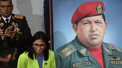 Delcy Rodr&iacute;guez vor Ch&aacute;vez-Portr&auml;t