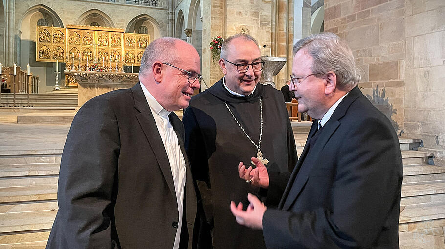 Der neue Bischof von Osnabrück, Dominicus Meier (m.), verweist bei der Ankündigung seines neuen Amtes auf Christus.