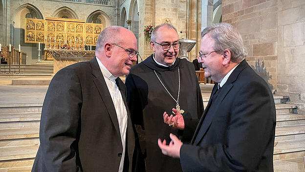 Der neue Bischof von Osnabrück, Dominicus Meier (m.), verweist bei der Ankündigung seines neuen Amtes auf Christus.