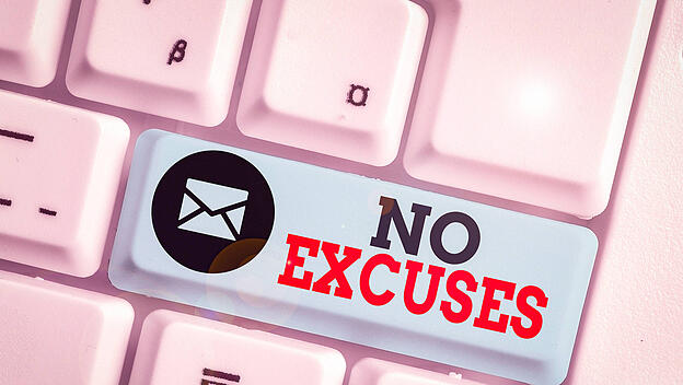 Tastatur mit Schriftzug "No Excuses"