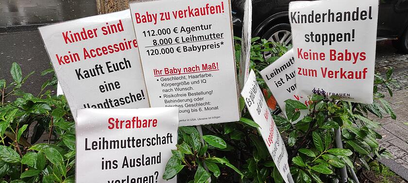 Protest gegen die Messe im Vorjahr, Schilder