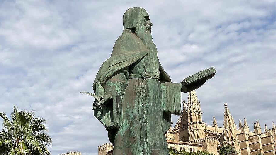 Eine Statue erinnert an der Strandpromenade an den seligen Ramón Llull.