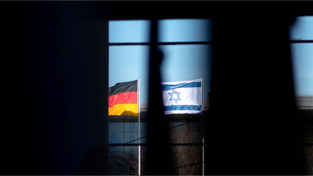 Deutsche und israelische Fahne