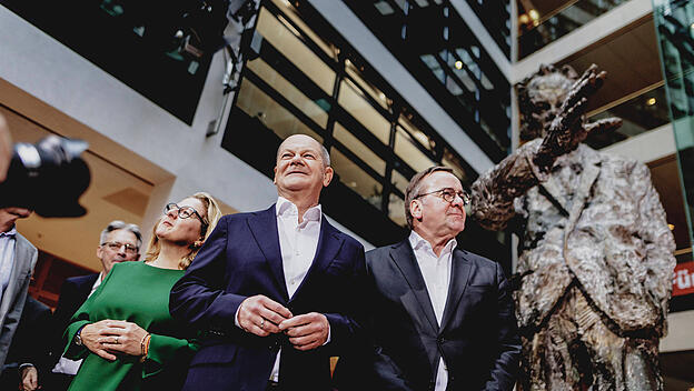 Bundeskanzler Olaf Scholz und Verteidigungsminister Boris Pistorius