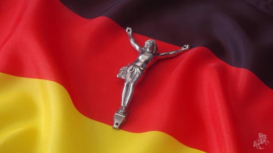 Christusfigur auf Fahne