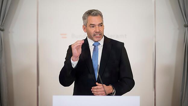 undeskanzler Karl Nehammer (ÖVP) stellt den Gesetzesentwurf seiner Regierung zu einer Impfpflicht vor