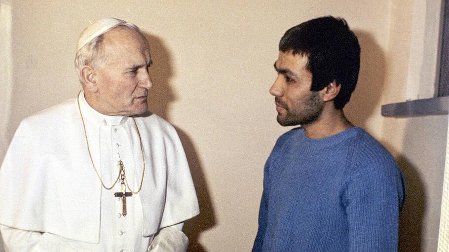 Papst Johannes Paul II. während eines Besuchs bei Attentäter Mehmet Ali Agca im Gefängnis in Rom.
