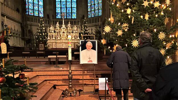 Deutschland nimmt Abschied vom verstorbenen, emeritierten Papst Benedikt XVI.