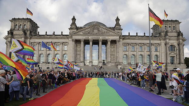 Regenbogen-Demo vor dem Bundestag
