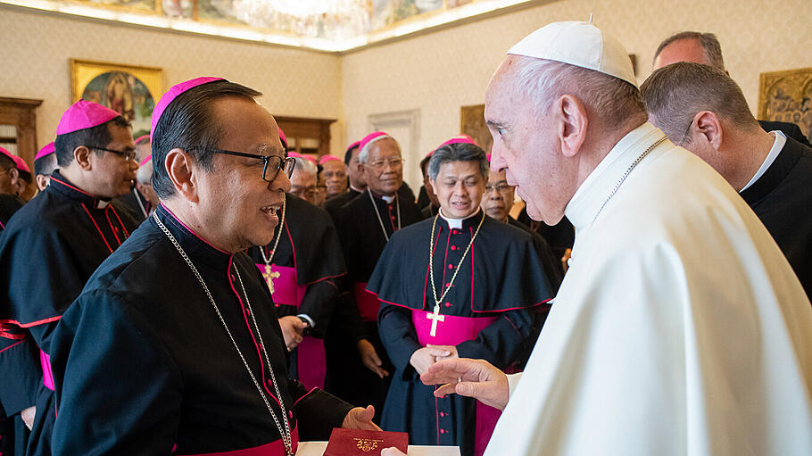 Ignatius Suharyo Hardjoatmodj und Papst Franziskus