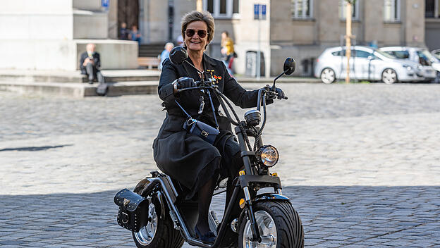 Flott unterwegs: Fürstin Gloria von Thurn und Taxis auf einem Elektromotorrad.