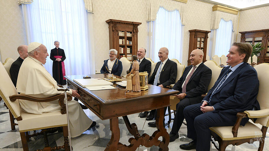 Privataudienz Papst Franziskus mit Ehud Olmert und Nasser Al-Kidwa